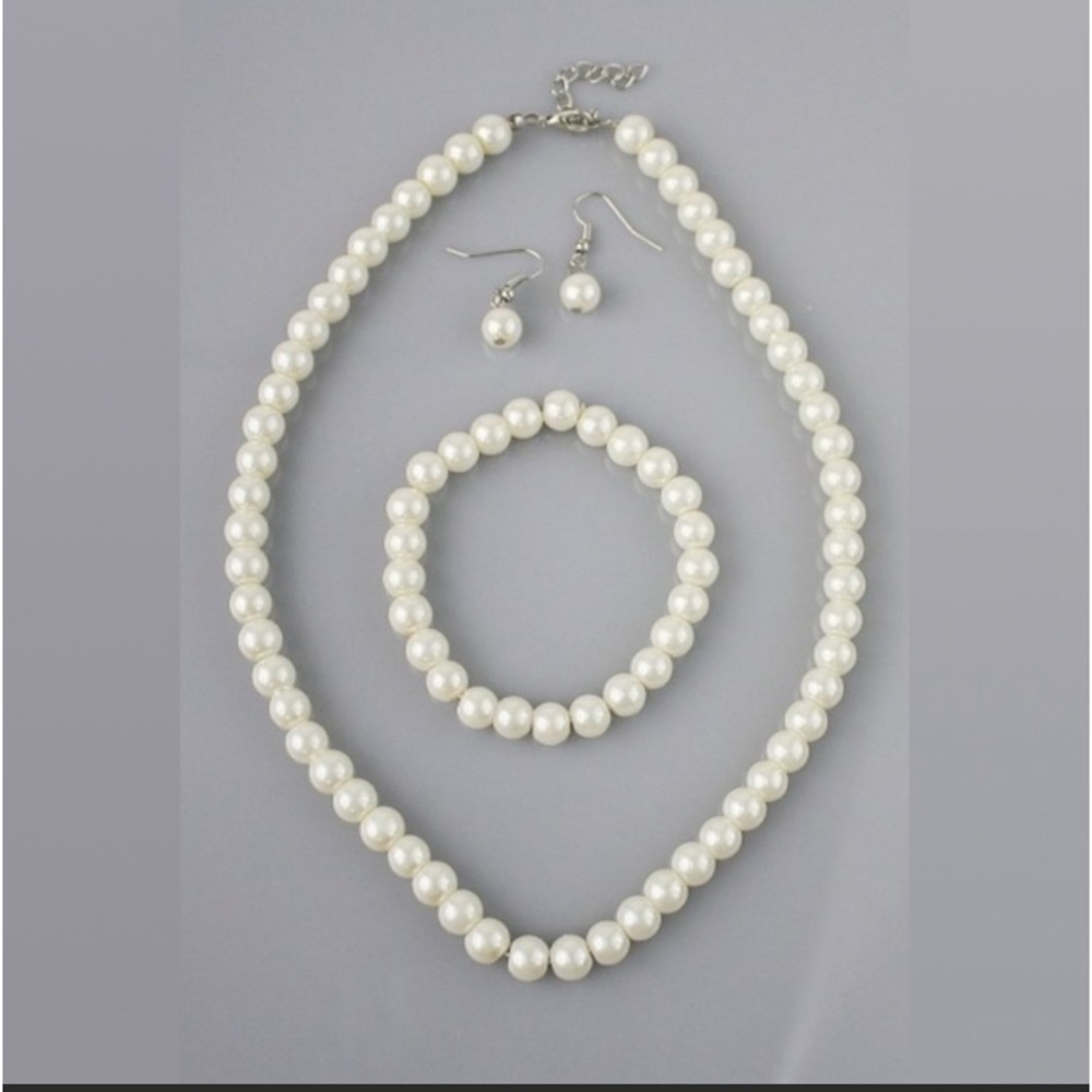 NEW Pearl Necklace Set
